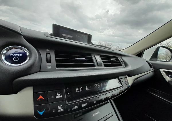 Lexus CT cena 74900 przebieg: 185000, rok produkcji 2020 z Mikołajki małe 211